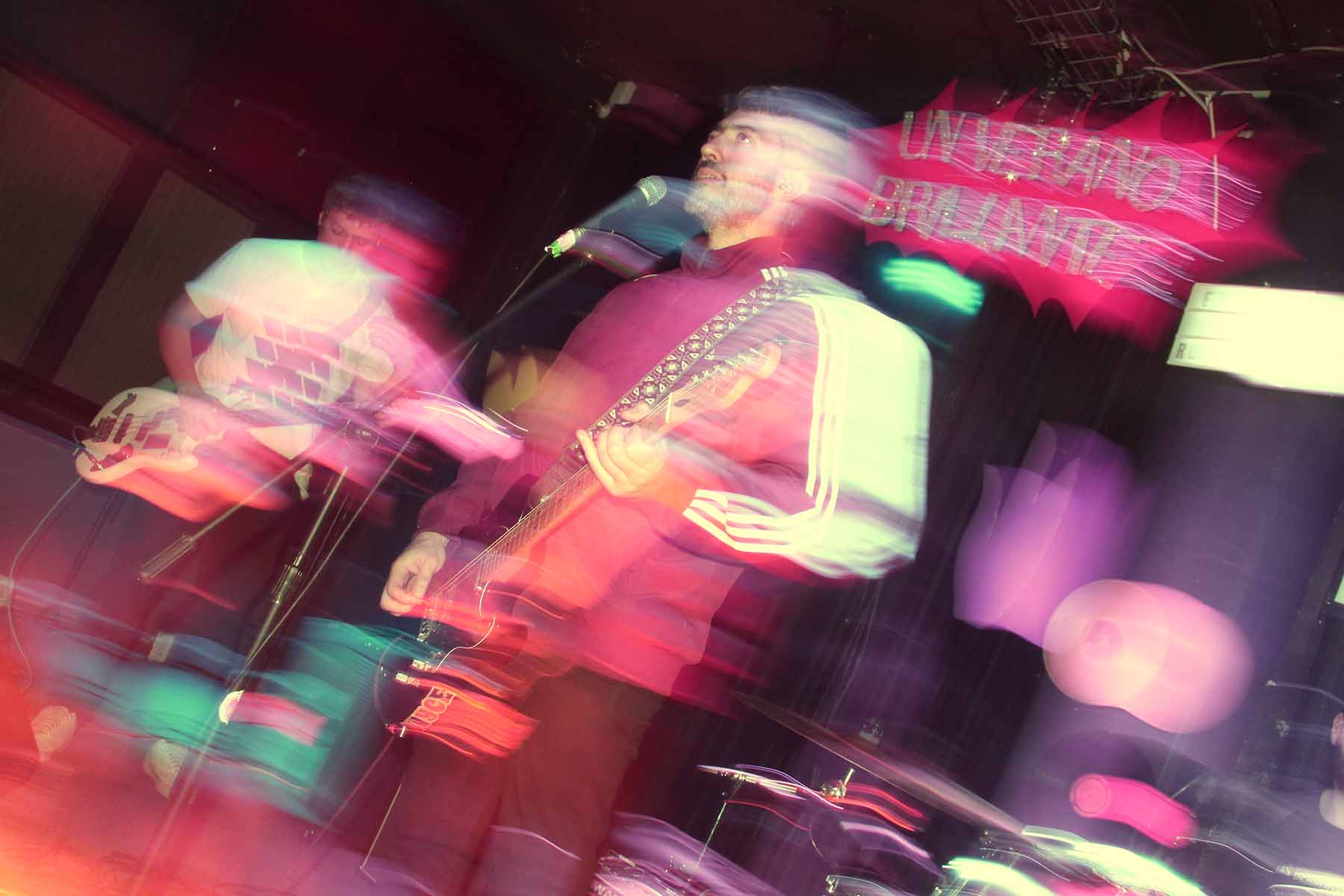 bestia bebé se presentó en el club del rock and roll